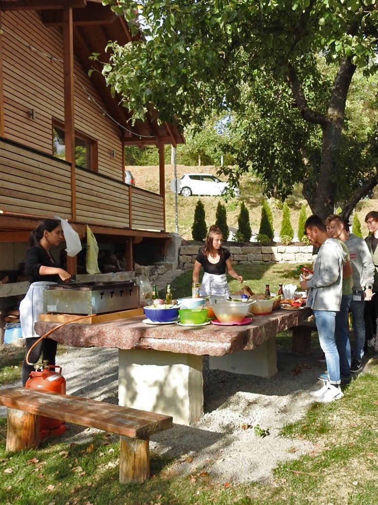 Apprentices and dual students enjoy a barbecue during their daytrip.