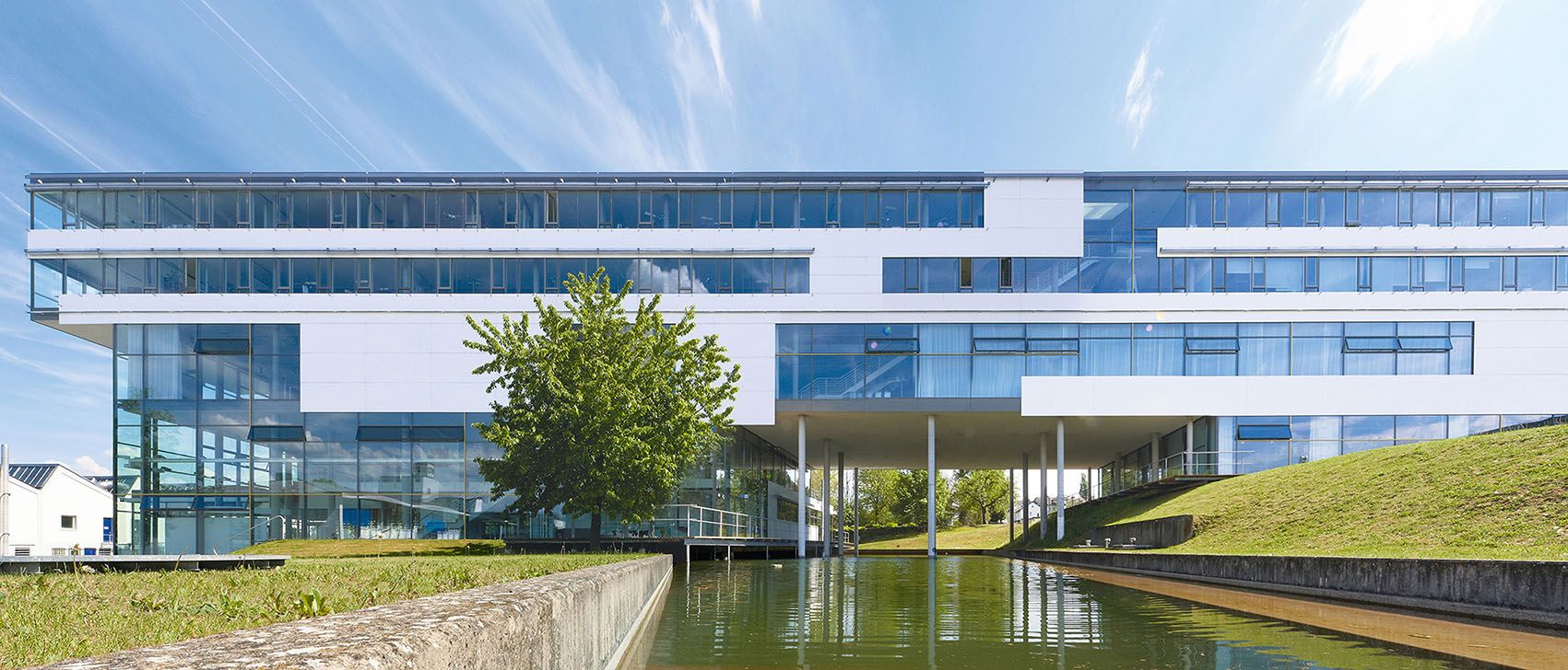 Das neue Verwaltungsgebäude von VS in Tauberbischofsheim von der Seite
