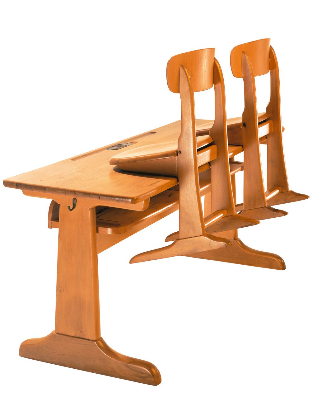 Two wooden skid chairs were placed on an old wooden school bench with the piggyback function of VS