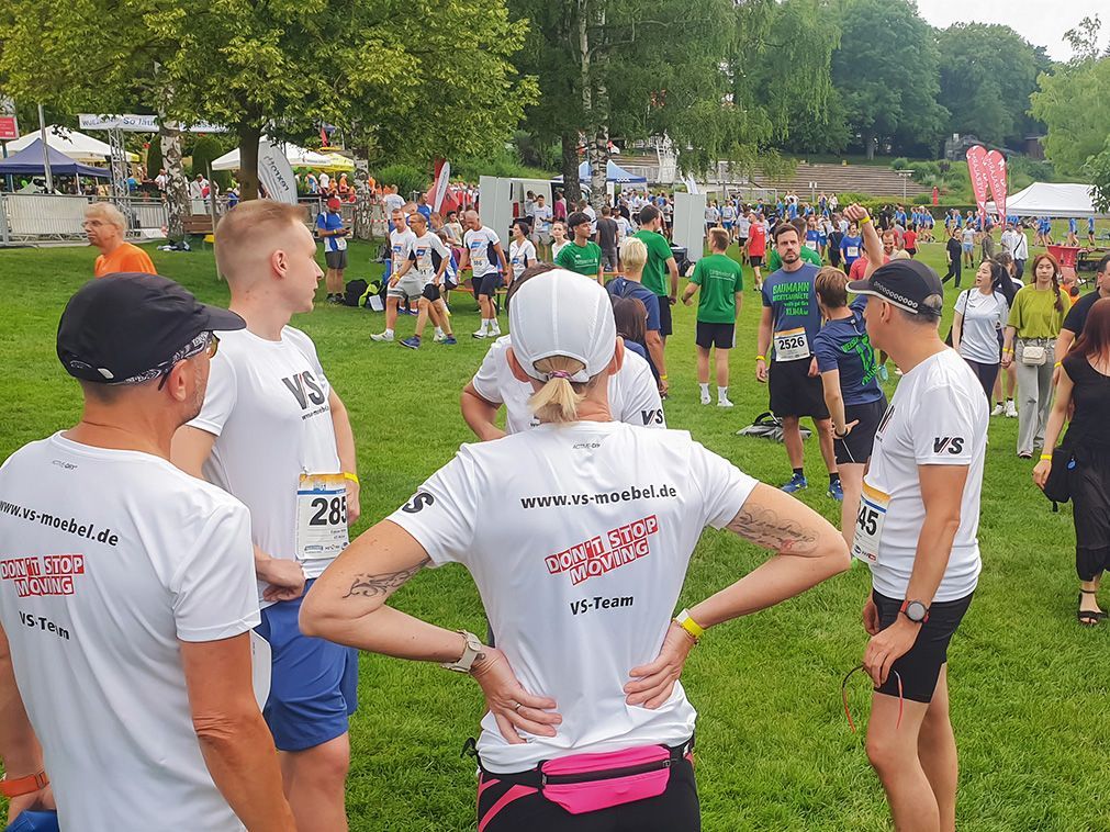 Das VS-Team in Sportkleidung und VS-Shirt beim Messelauf