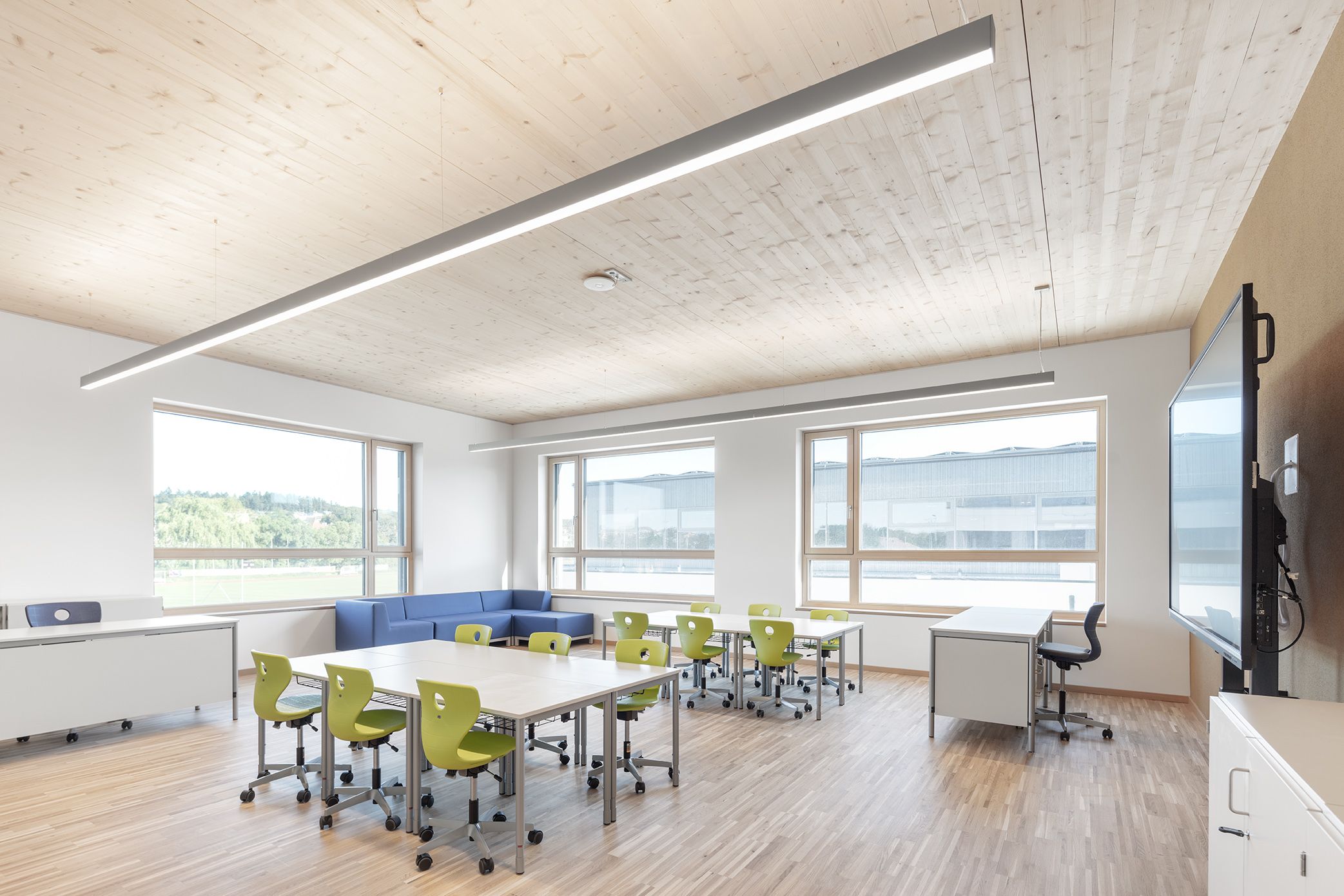 Classroom at the Hollabrunn school campus, furnished with tables and chairs from VS.