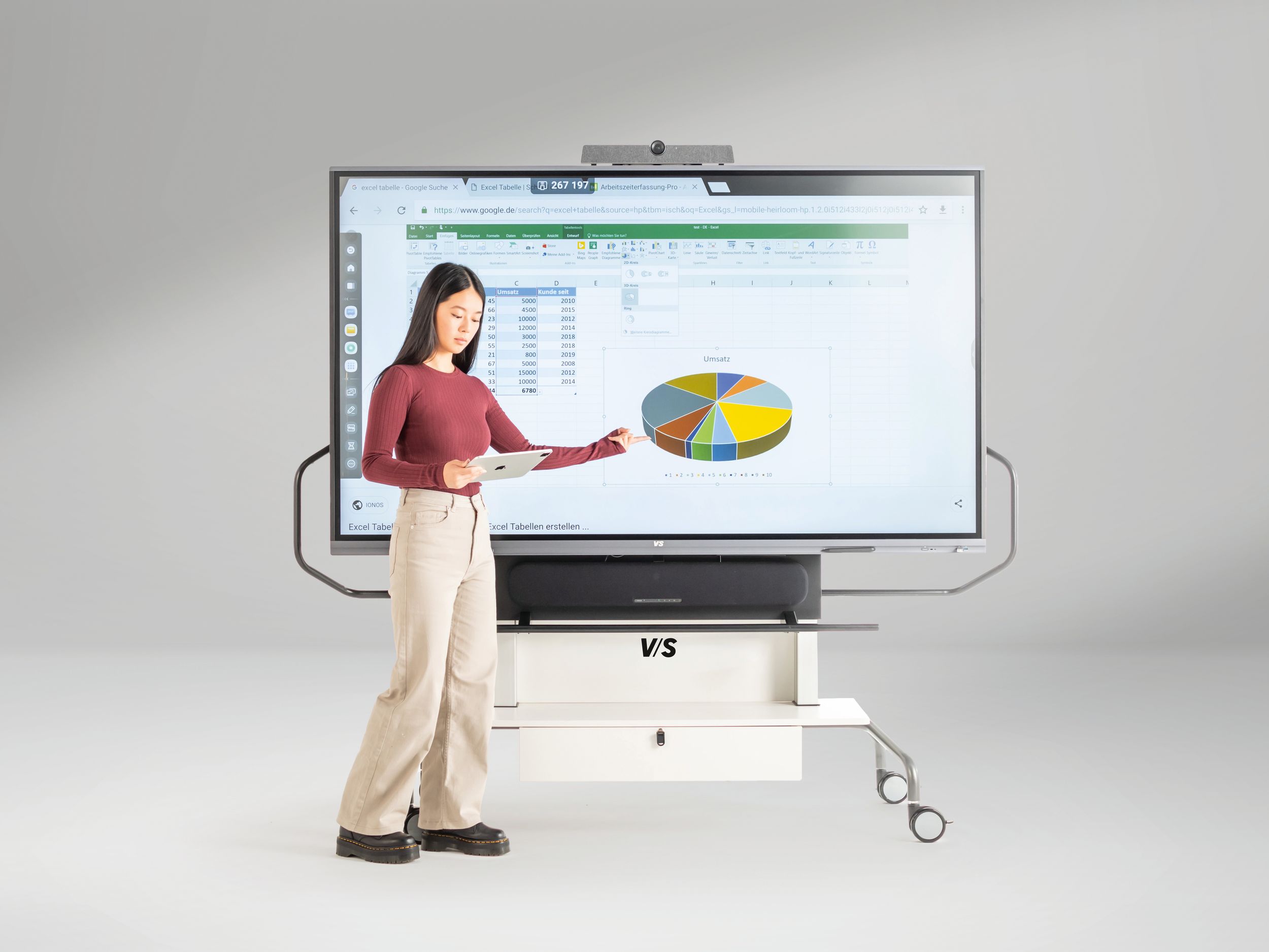 Une élève fait une présentation devant le smartboard mobile à hauteur réglable MediaBasic