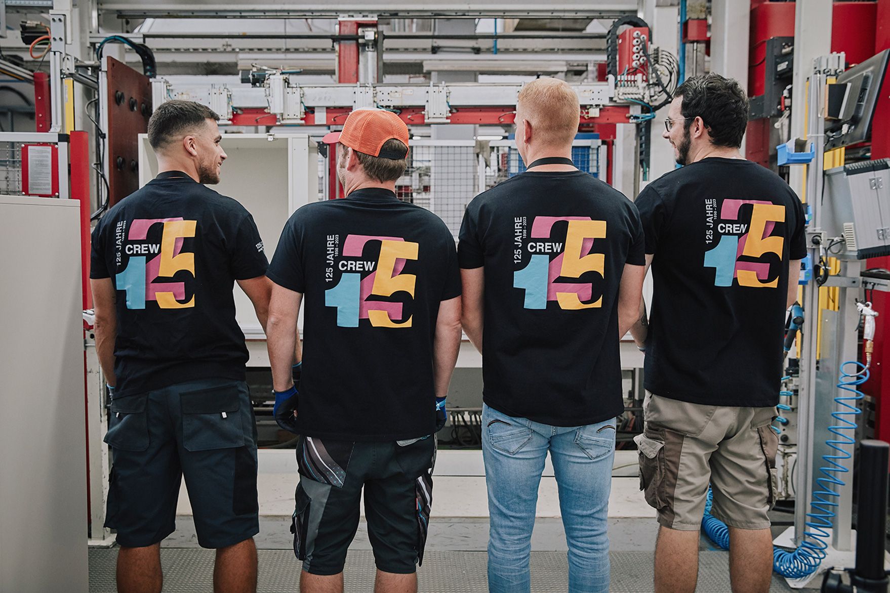 VS-Crew in passenden 125-Jahr-Jubiläums-Shirts beim Tag der offenen Tür von VS