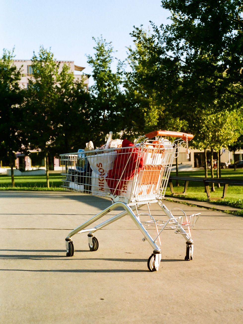 Ein Beispiel für Co-Creation: Aufnahme von einem Einkaufswagen auf einem Parkplatz mit Migros-Produkten.