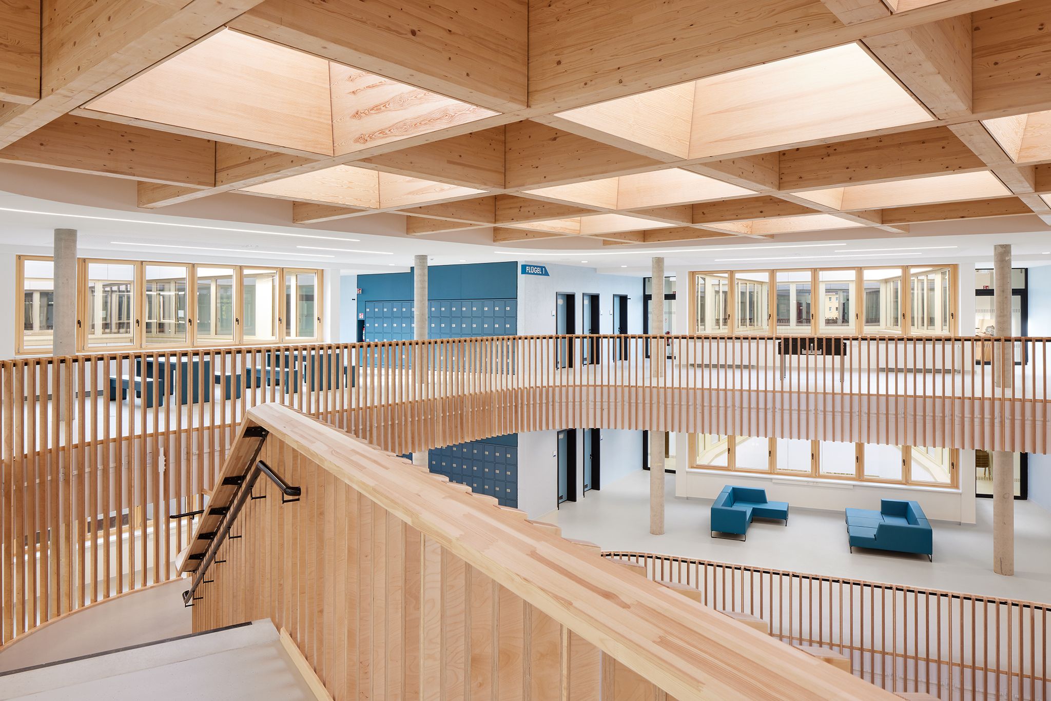 Modernes Treppenhaus an der Grace Hopper Schule in Berlin mit VS Möbeln.