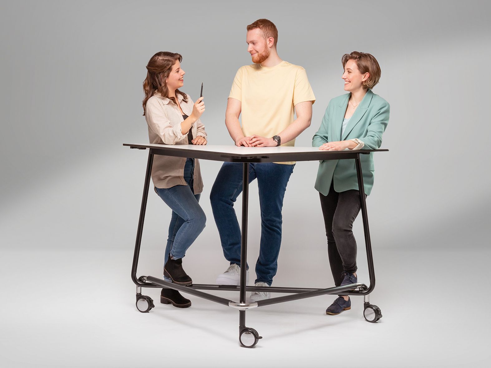 Drei Personen unterhalten sich am VS-Stehtisch TriUnion