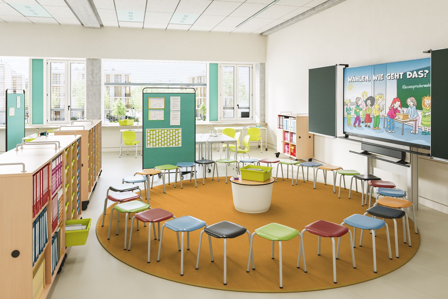 Salle de classe flexible pour l'école primaire, conçue selon le modèle Churer, avec des tabourets colorés disposés en cercle, des étagères sur roulettes, un tableau d'affichage mobile et un écran interactif de VS