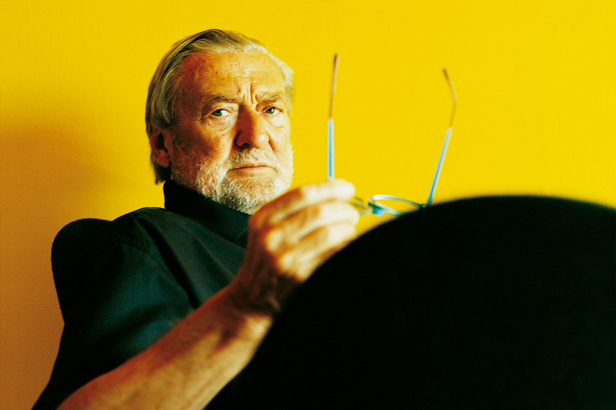 Nahaufnahme auf gelbem Hintergrund des dänischen Architekten Verner Panton