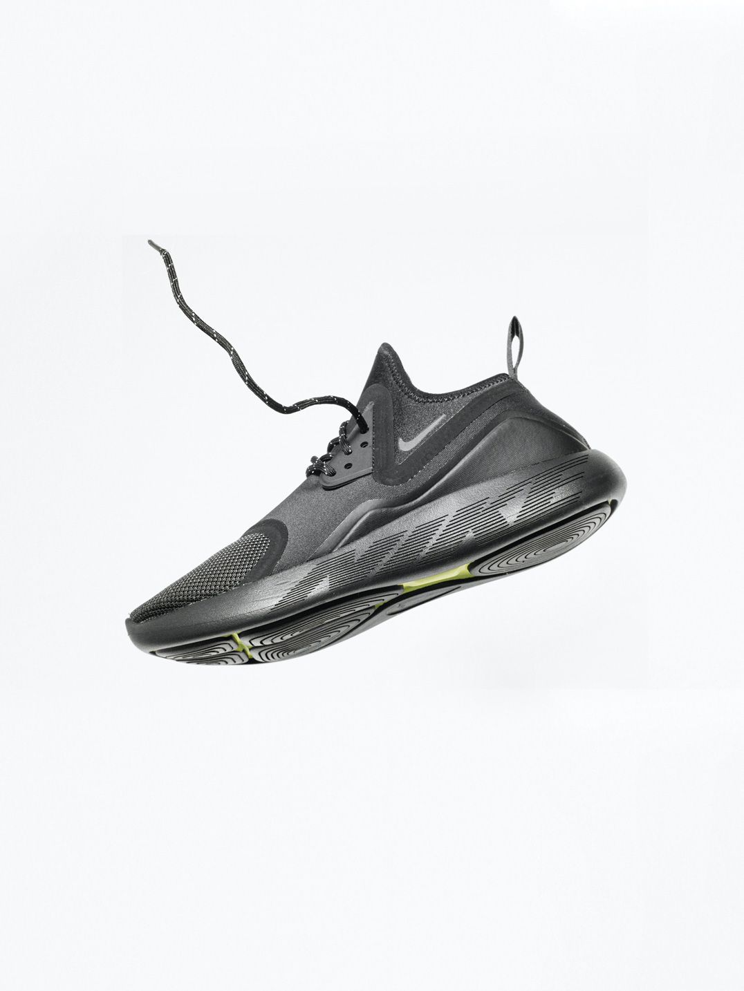 Ein Beispiel für Co-Creation: Abbildung von einem schwarzen Nike-Schuh, der schwebt.