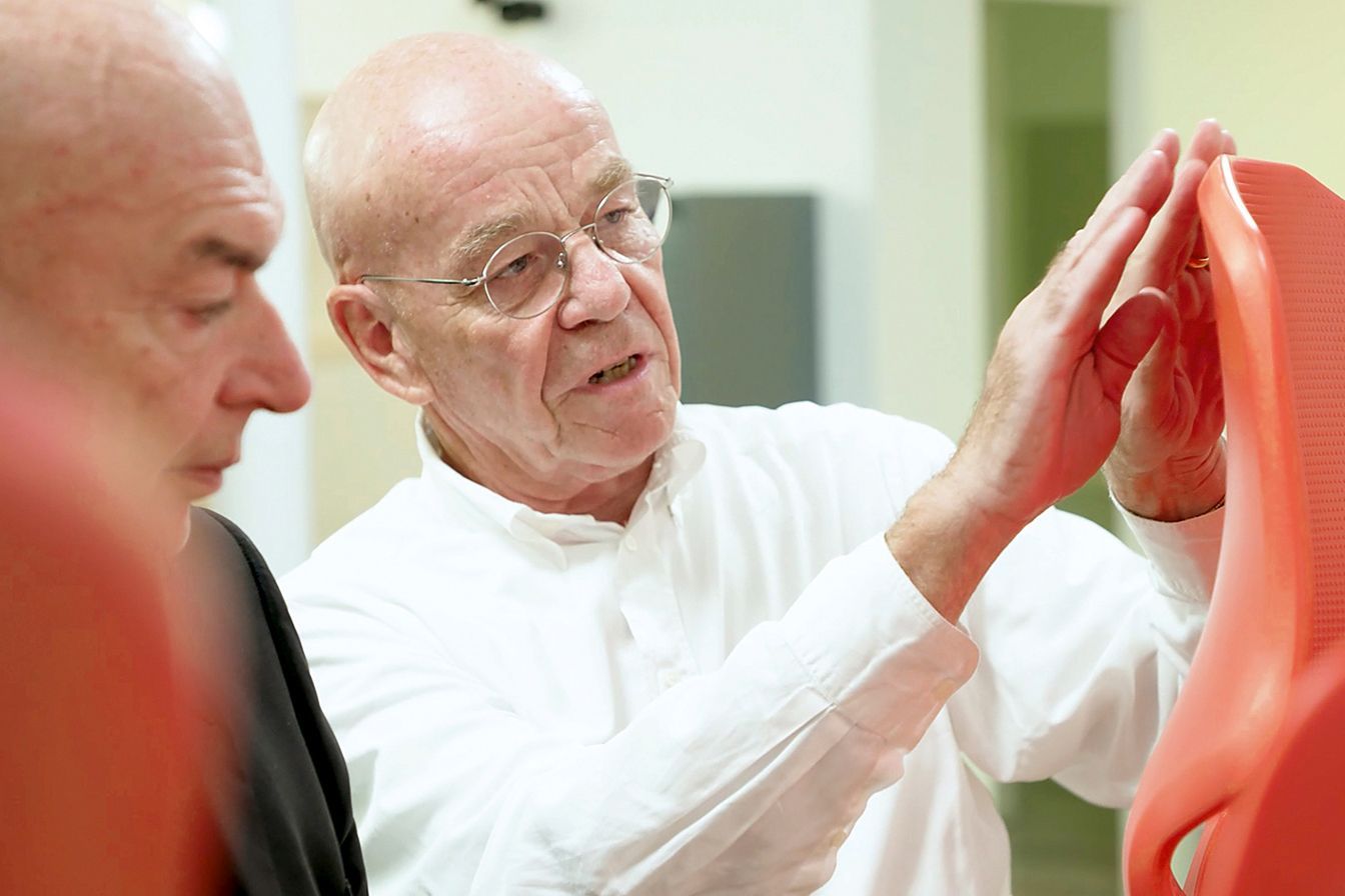 Der französische Stararchitekt Jean Nouvel neben Thomas Müller, dem ehemaligen Geschäftsführer von VS, vor dem gemeinsam entwickelten Stuhl JUMPER