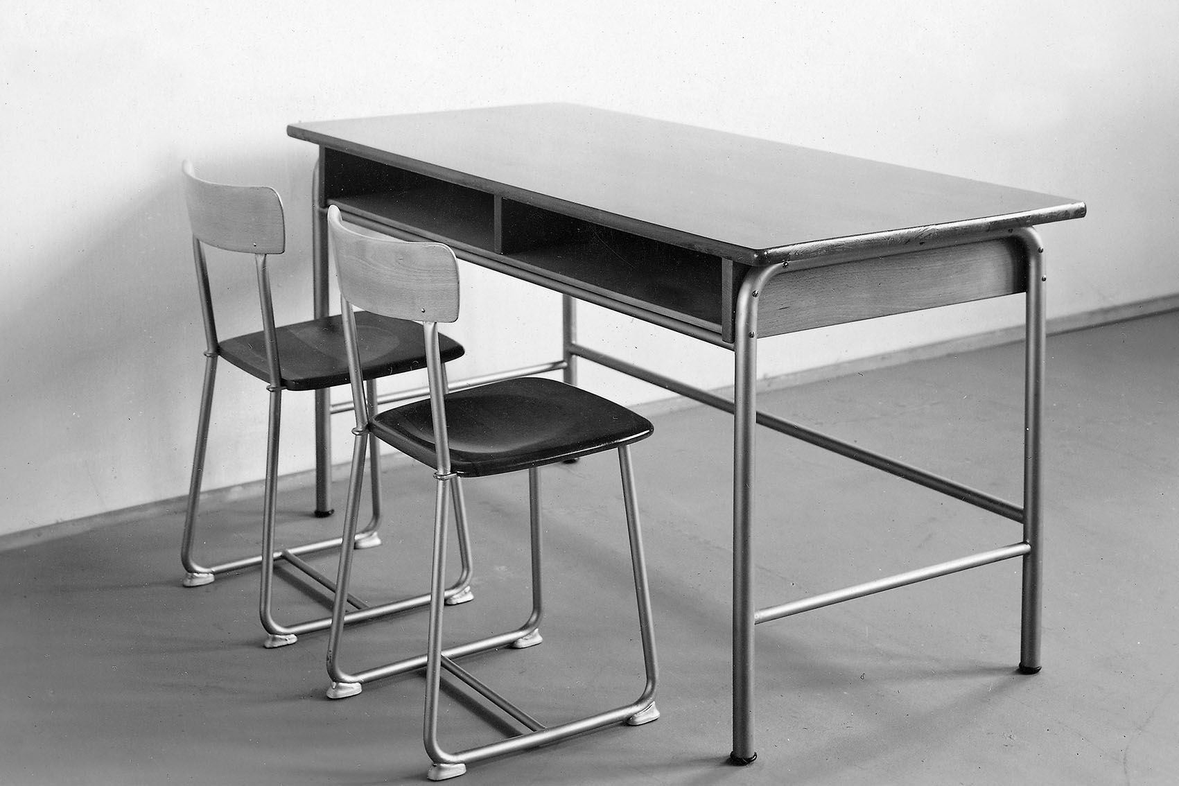 black and white picture of chairs and a table made of tubular steel from 1930