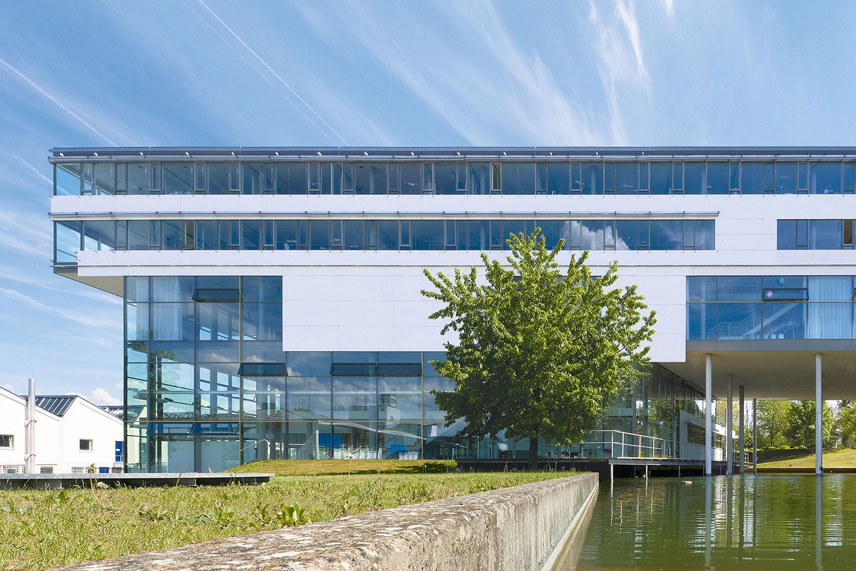 The new VS administration building in Tauberbischofsheim from the side