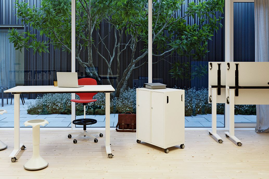 Ein Arbeitsplatz mit klappbarem Tisch FlipTable, Drehstuhl PantoMove, Hocker Hokki und Rollcontainer von VS