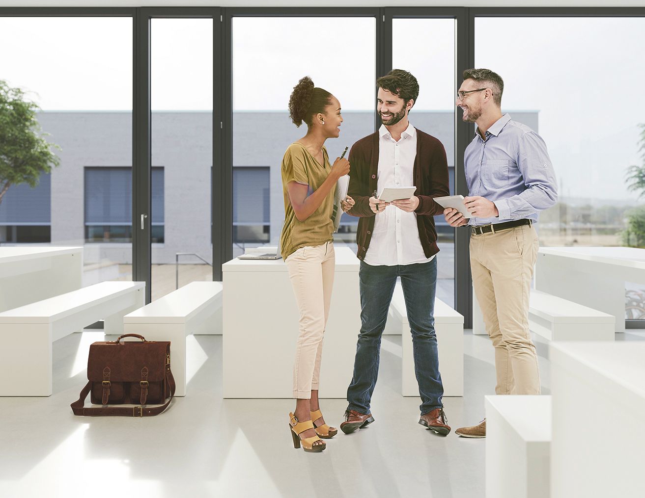 Trois personnes sont plongées dans une conversation