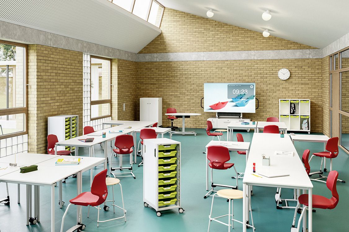 Classroom with JUMPER and Solo chairs for all age groups, VS student desks and a RondoLift as a teacher's desk