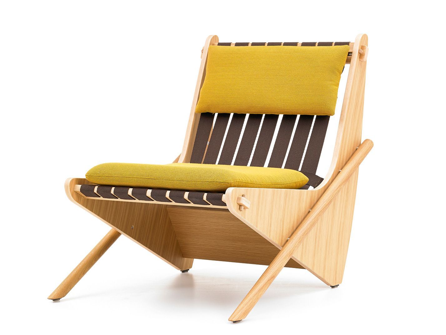 Der Boomerang Chair, designed von Neutra, sticht durch sein einmaliges und lässiges Design mit schwungvollen Seitenteilen und gepolsterter Gurtbespannung als Sitzfläche hervor.