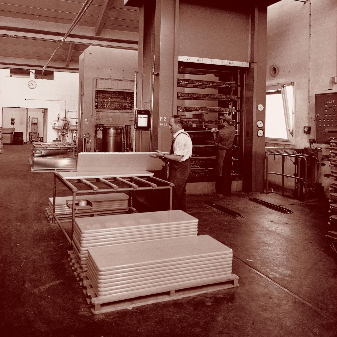 Old picture of the LIGNOdur tabletop press of VS