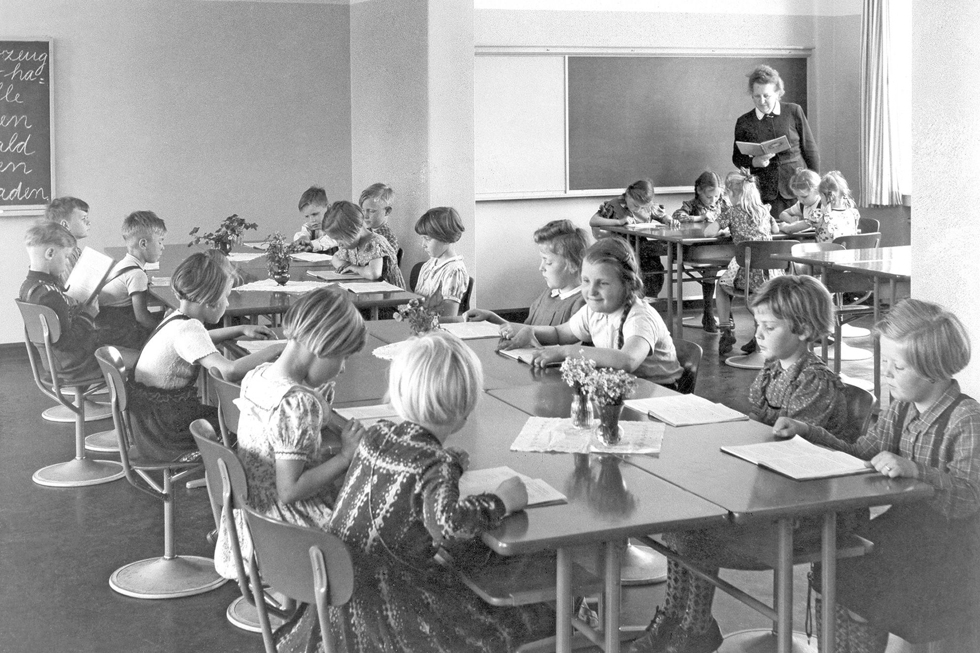 Ein Klassenzimmer aus dem Jahr 1950 mit Drehstühlen