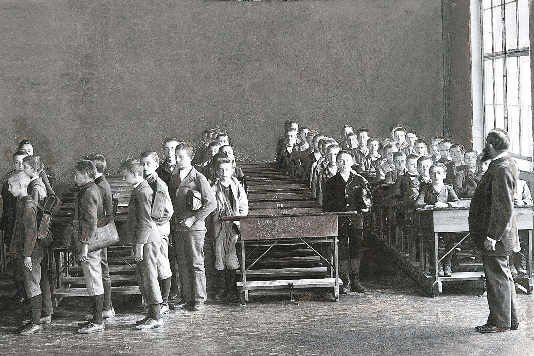 Black and white image of a classroom around 1900 with Rettig benches