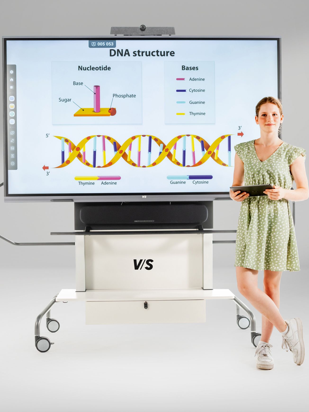 Une élève fait une présentation sur le tableau blanc numérique InteractiveBasic de VS