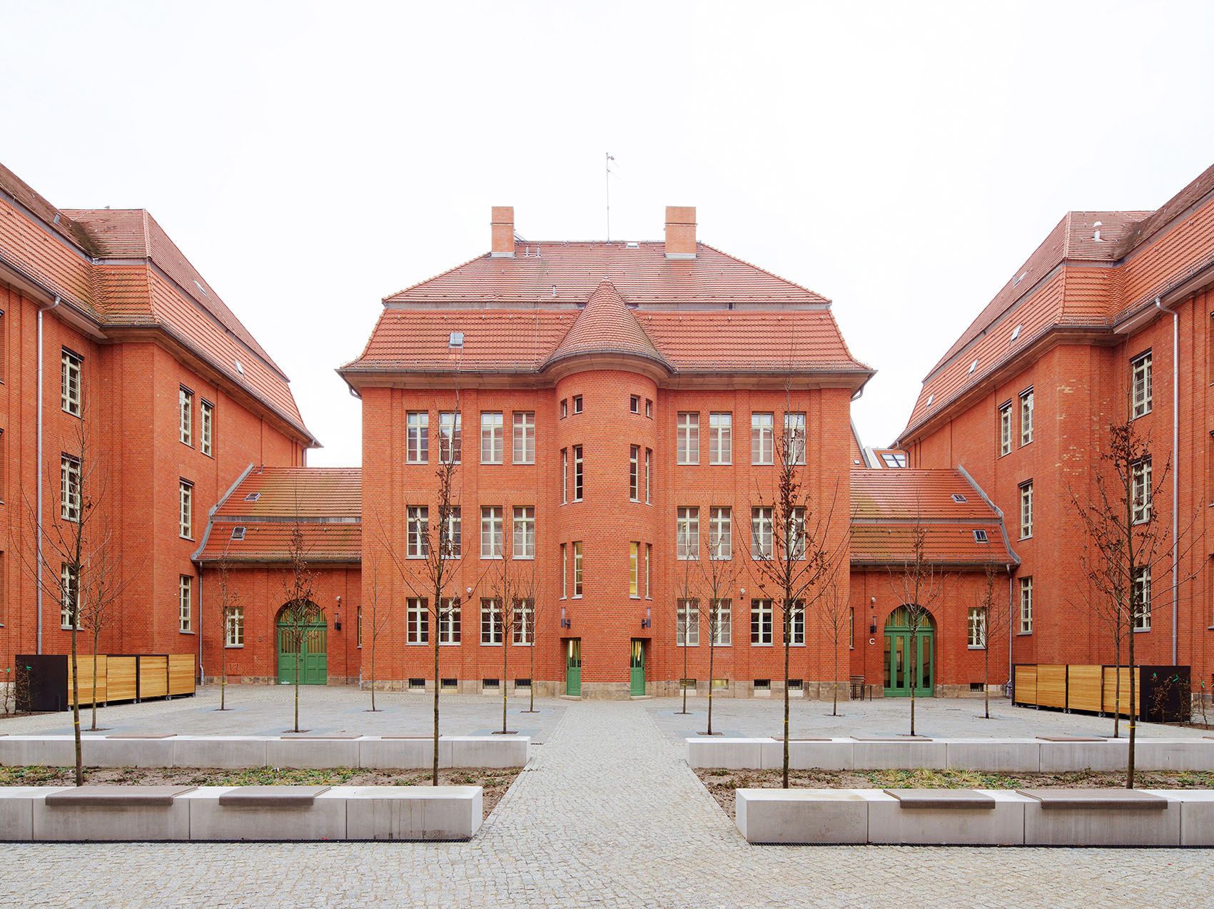 The building of the Felix-Mendelssohn-Bartholdy School in the Pasteurstraße in Berlin-Pankow, which was supplied with school furniture by VS