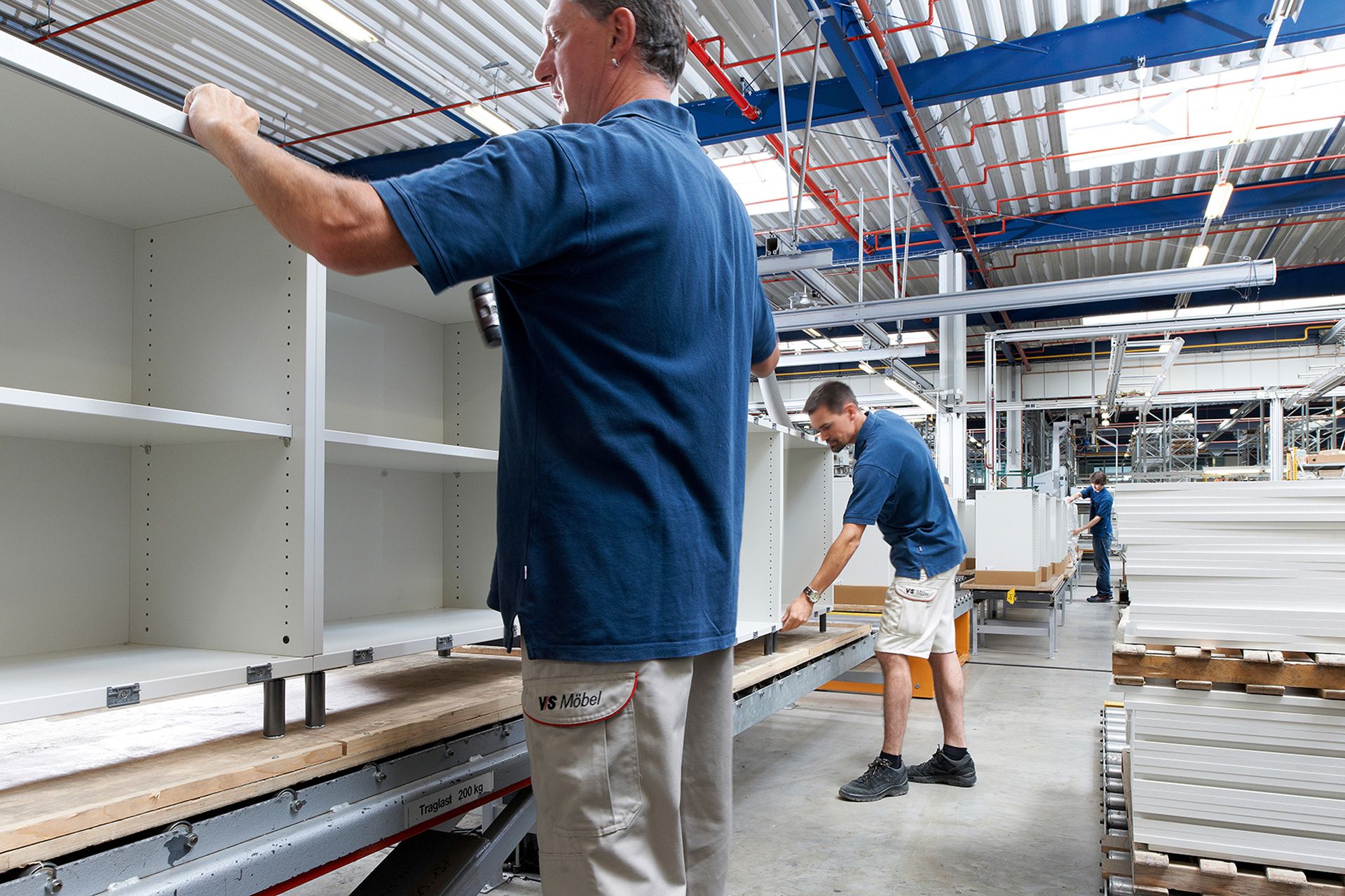 VS-Mitarbeiter montieren Schränke in Werk 2