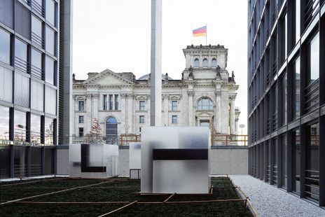 Ein Ausschnitt der Außenansicht auf den Reichstag, Sitz des Deutschen Bundestages.