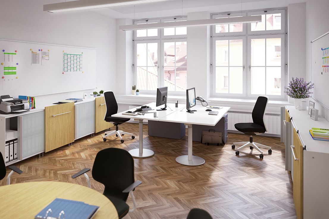 Ein modernes Büro mit Augenmerk auf Gesundheitsförderung, beispielsweise dank ergonomischer Sitze