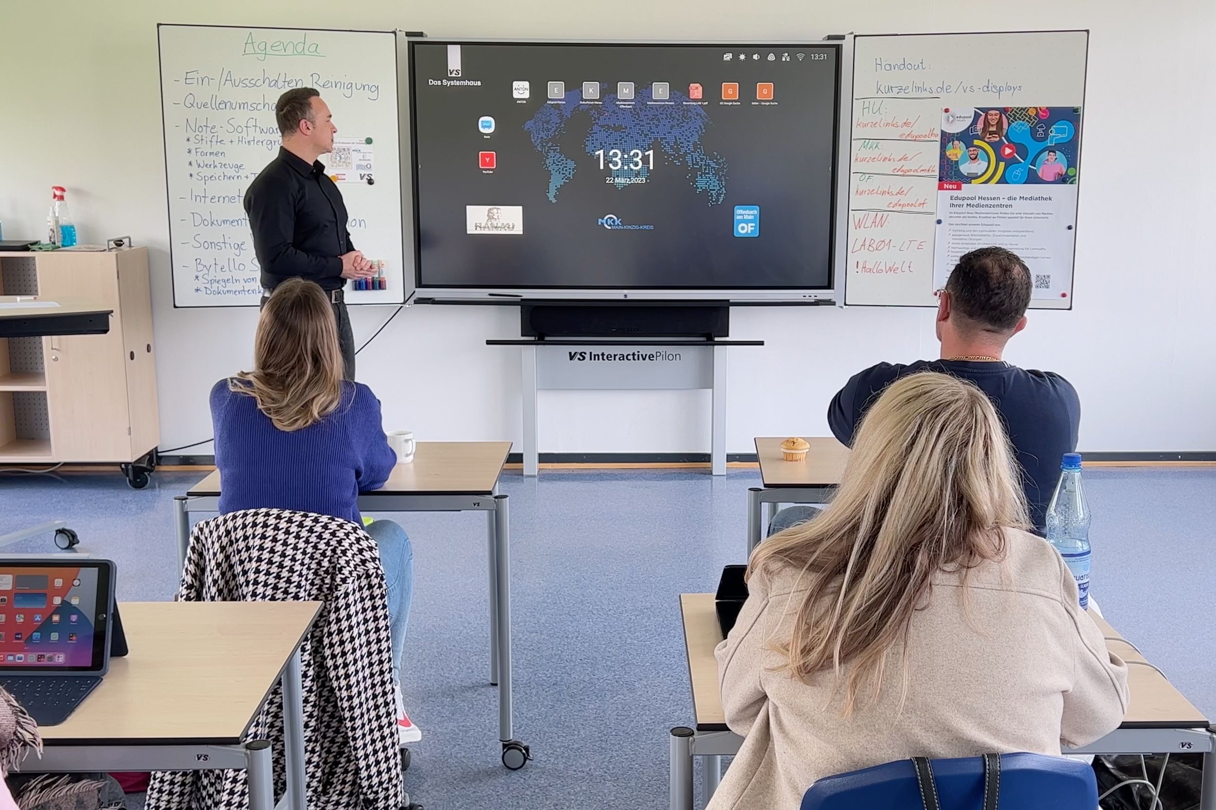 A trainer holds an on-site training course for interactive whiteboards by VS