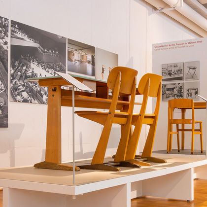 Picture of skid chairs at a skid table taken in the VS school museum in Tauberbischofsheim