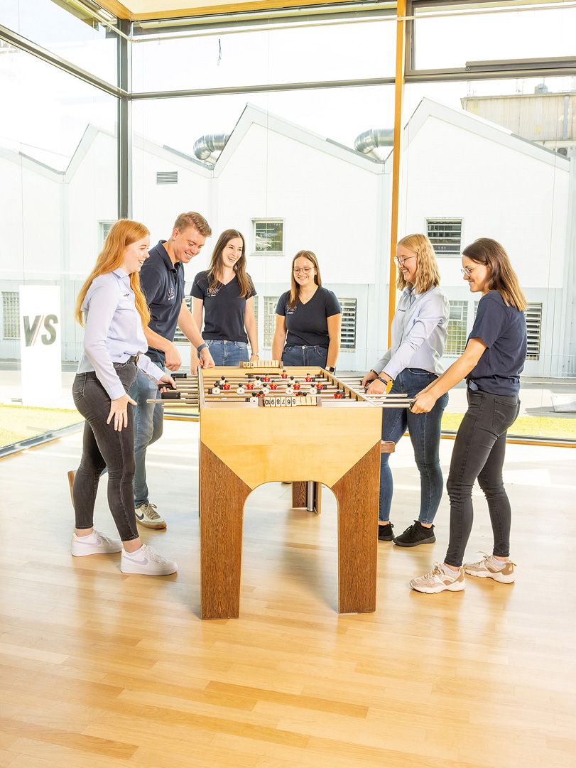 Während Pausen spielen Azubis und duale Studierende gerne an einem aus Holz gefertigten Tischkicker.