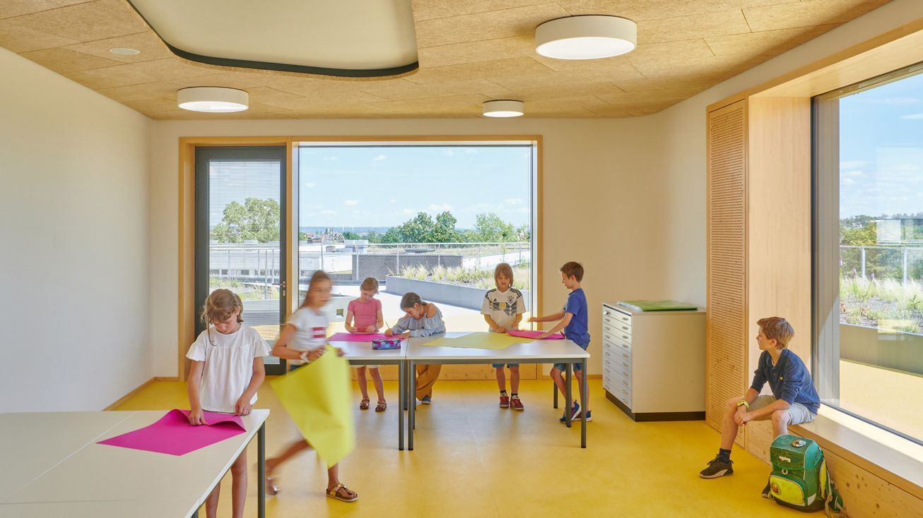 Des élèves bricolent sur des tables de VS dans une salle de classe de l'école Gotthard Müller