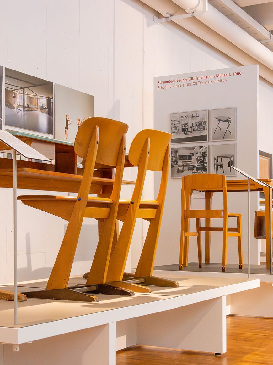 Picture of skid chairs at a skid table taken in the VS school museum in Tauberbischofsheim