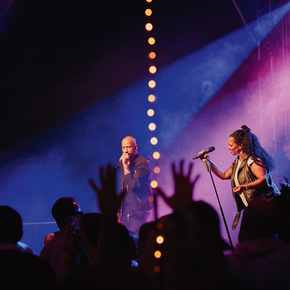 Eine Band sorgt mit Musik für feierliche Stimmung beim Betriebsfest von VS.