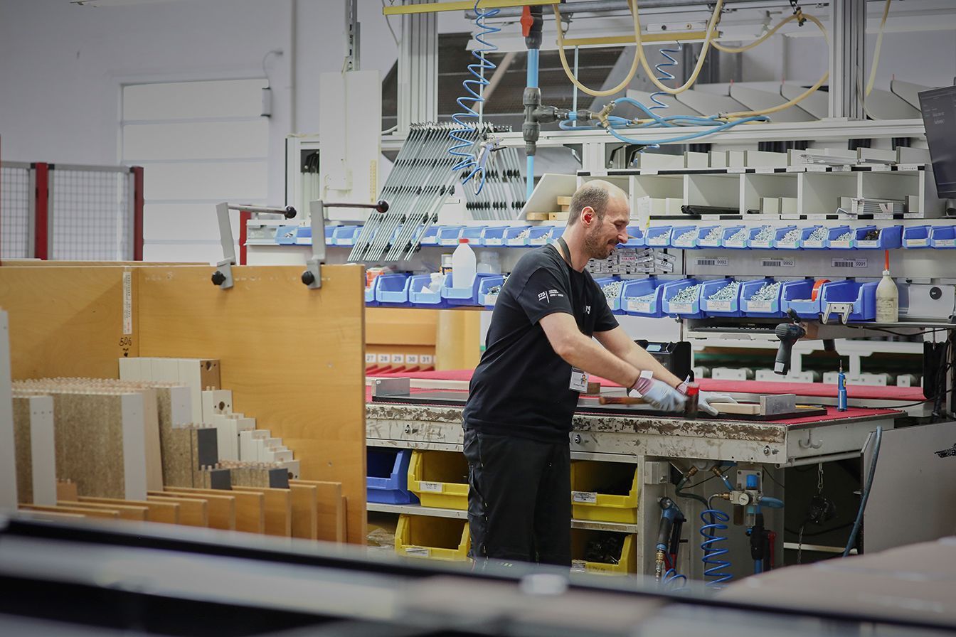 Ein VS-Mitarbeiter arbeitet in der Montage.