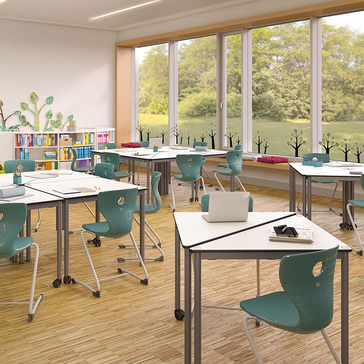 Klassenzimmer mit türkisenen PantoSwing-Schülerstühlen von VS an Gruppentischen