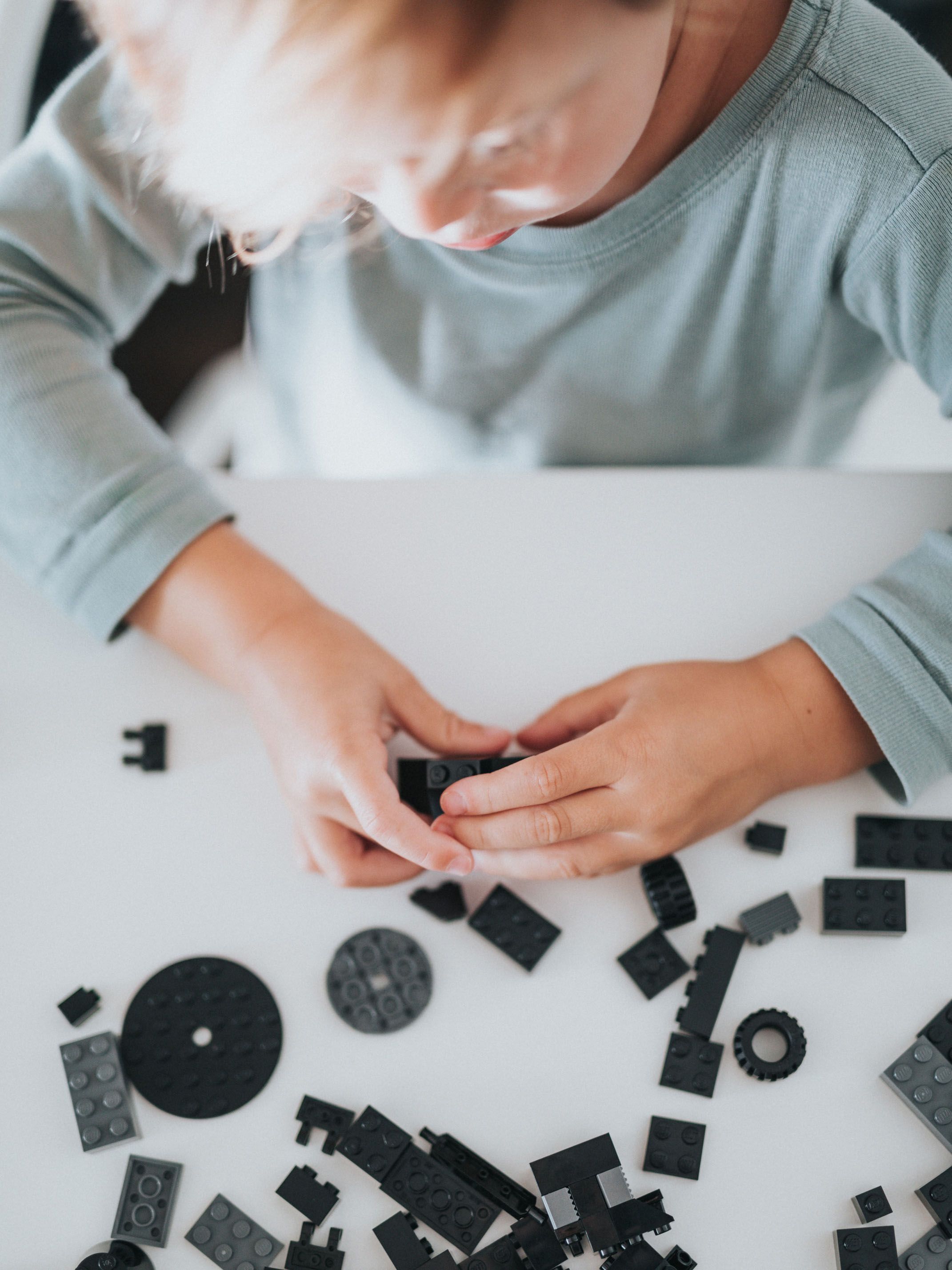 Ein Beispiel für Co-Creation: Aufnahme von oben von einem Kind, das mit Legosteinen spielt
