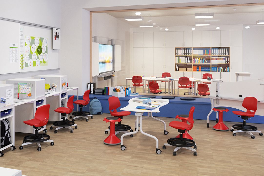Klassenzimmer mit Freiformtischen FlipTable, JUMPER Stühlen und Hokkis von VS