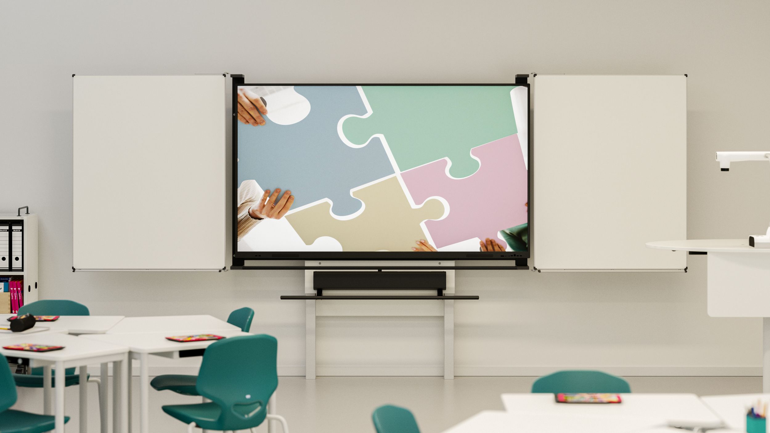Salle de classe équipée d'un écran, d'un tableau noir et d'une barre de son