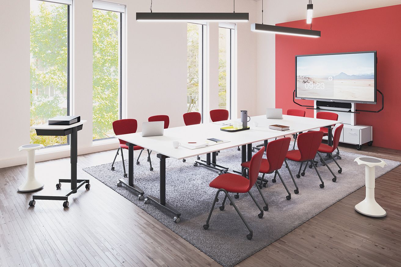 A meeting room furnished with VS furniture with four interconnected FlipTable tables, Compass-Soft upholstered chairs and a lectern