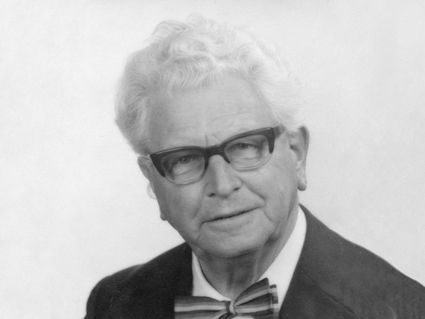 Portrait des Architekten und Designers Karl Nothhelfer, der sowohl den Kufenstuhl und -tisch als auch das Verwaltungsgebäude von VS entworfen hat